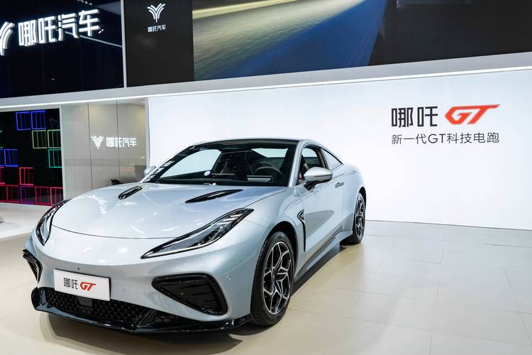 东莞2哪吒汽车在智能汽车领域的表现，领途汽车在新能源汽车市场中的影响力